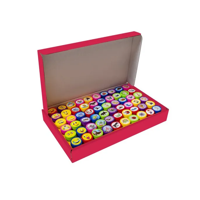 Zestaw stempelków rozłożony na białej powierzchni