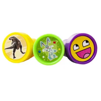 Różnorodne wzory pieczątek dla dzieci na prezentacji produktu