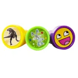 Różnorodne wzory pieczątek dla dzieci na prezentacji produktu