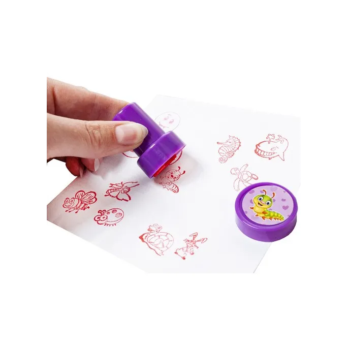 Detal pieczątki z motywem emotikony na jasnym tle