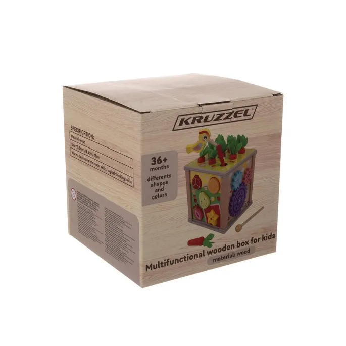 zbliżenie na sorter kształtów w drewnianej kostce edukacyjnej