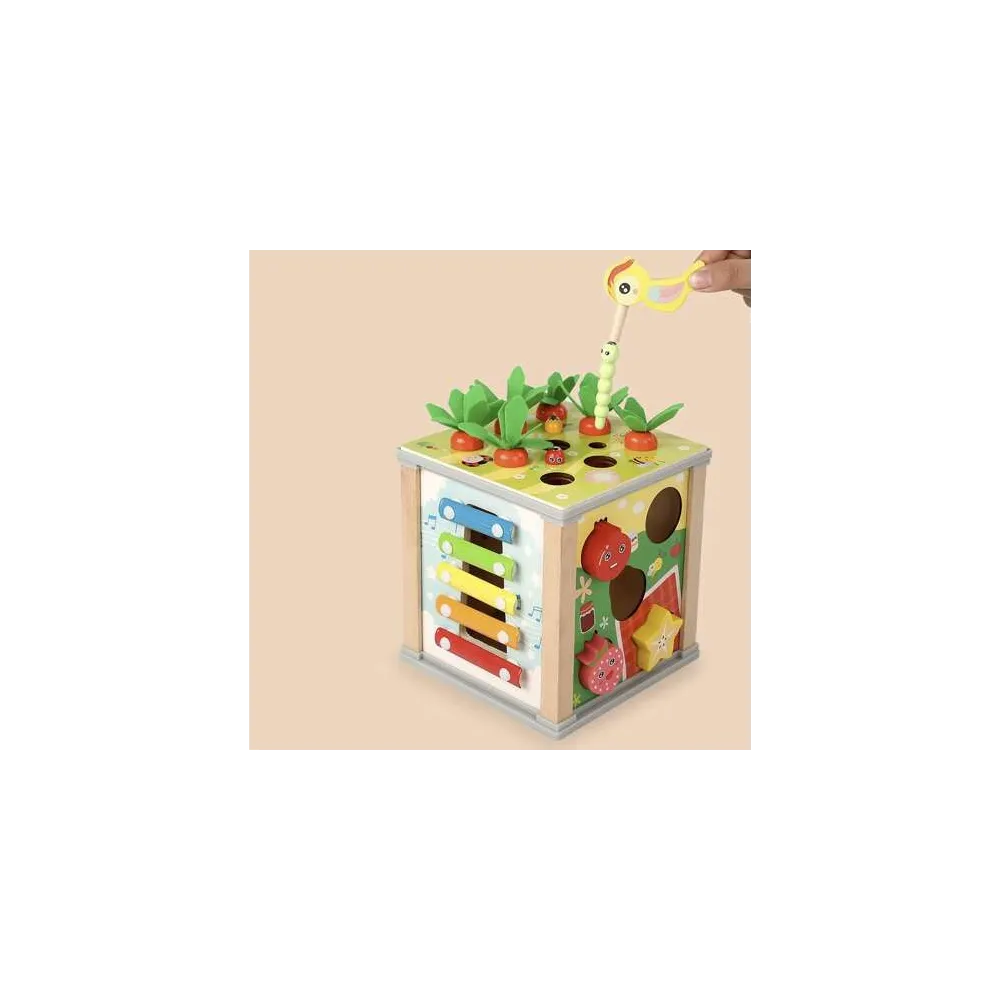 komplet elementów: robaczki, marchewki i ptaszek obok kostki