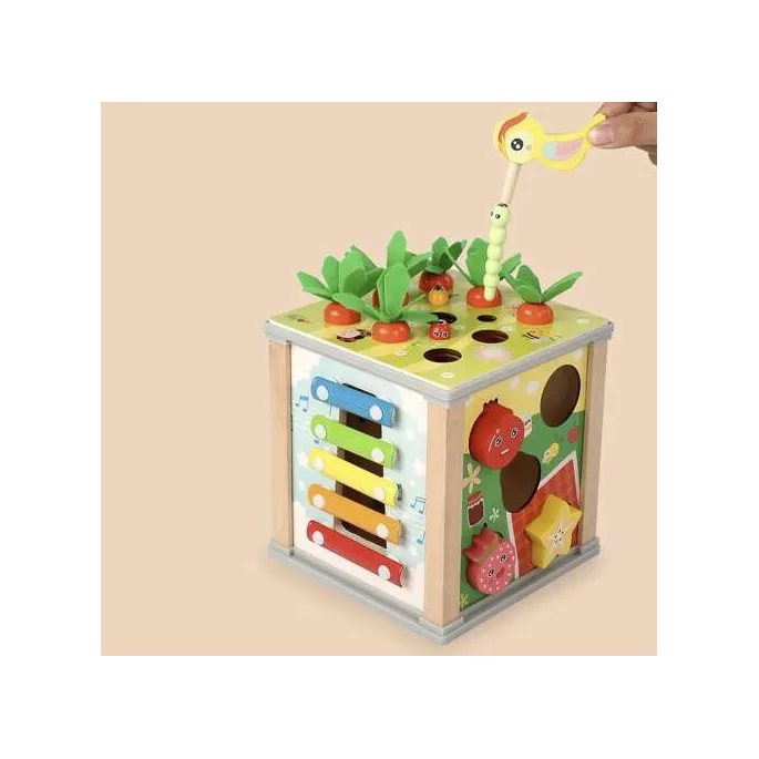 komplet elementów: robaczki, marchewki i ptaszek obok kostki