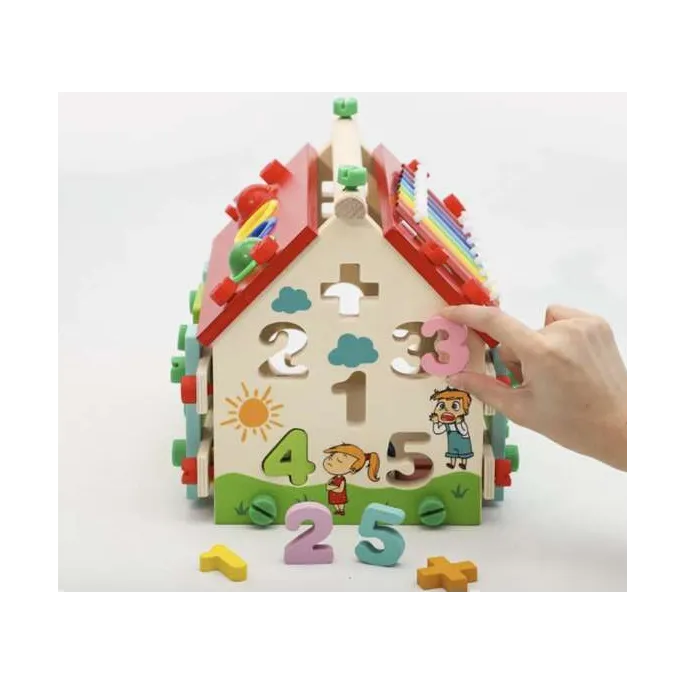 młotek oraz akcesoria do zabawy przy domku