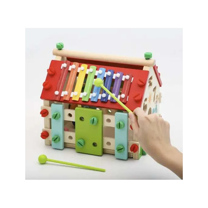 zbliżenie na detal wykończenia domku edukacyjnego