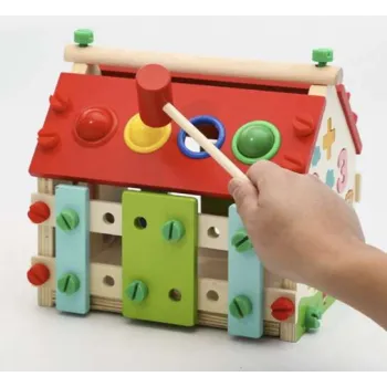 drewniany domek edukacyjny na białym tle