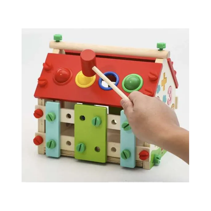 drewniany domek edukacyjny na białym tle