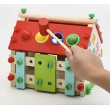 drewniany domek edukacyjny na białym tle