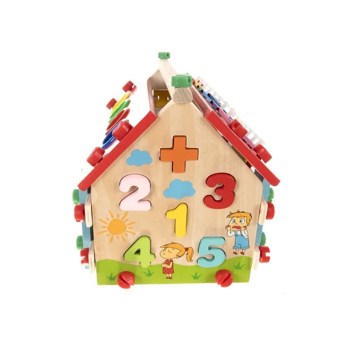 widok wszystkich stron domku z elementami edukacyjnymi