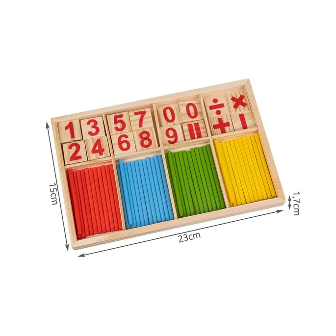 drewniane klocki z cyframi na jasnym tle