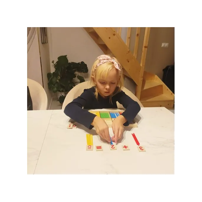 detal patyczków i klocków w zestawie matematycznym