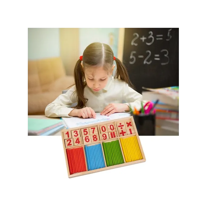 zestaw z elementami z drewna i bambusa rozłożony na blacie