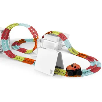 dziecko układające wielokolorowy tor wyścigowy