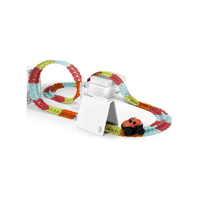 dziecko układające wielokolorowy tor wyścigowy