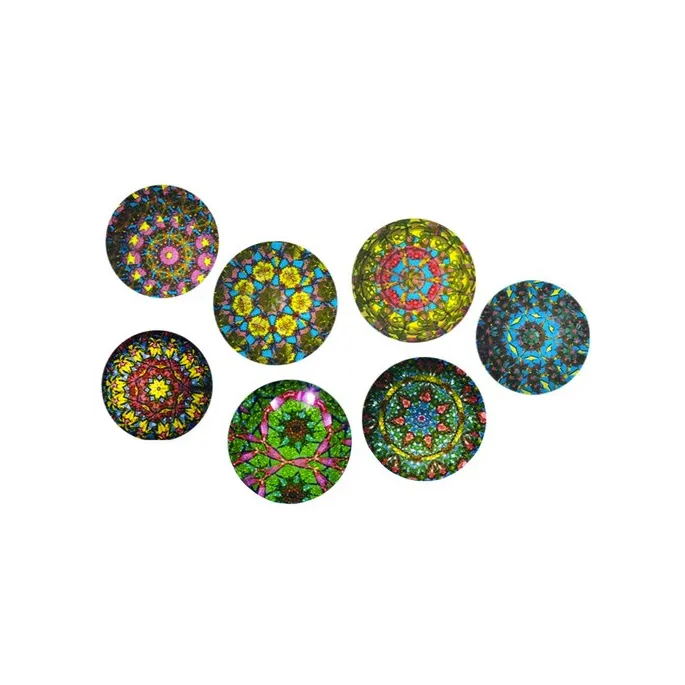 dziecięcy kalejdoskop obracany widziany z boku