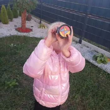 przekrój kalejdoskopu ukazujący wnętrze z wzorami