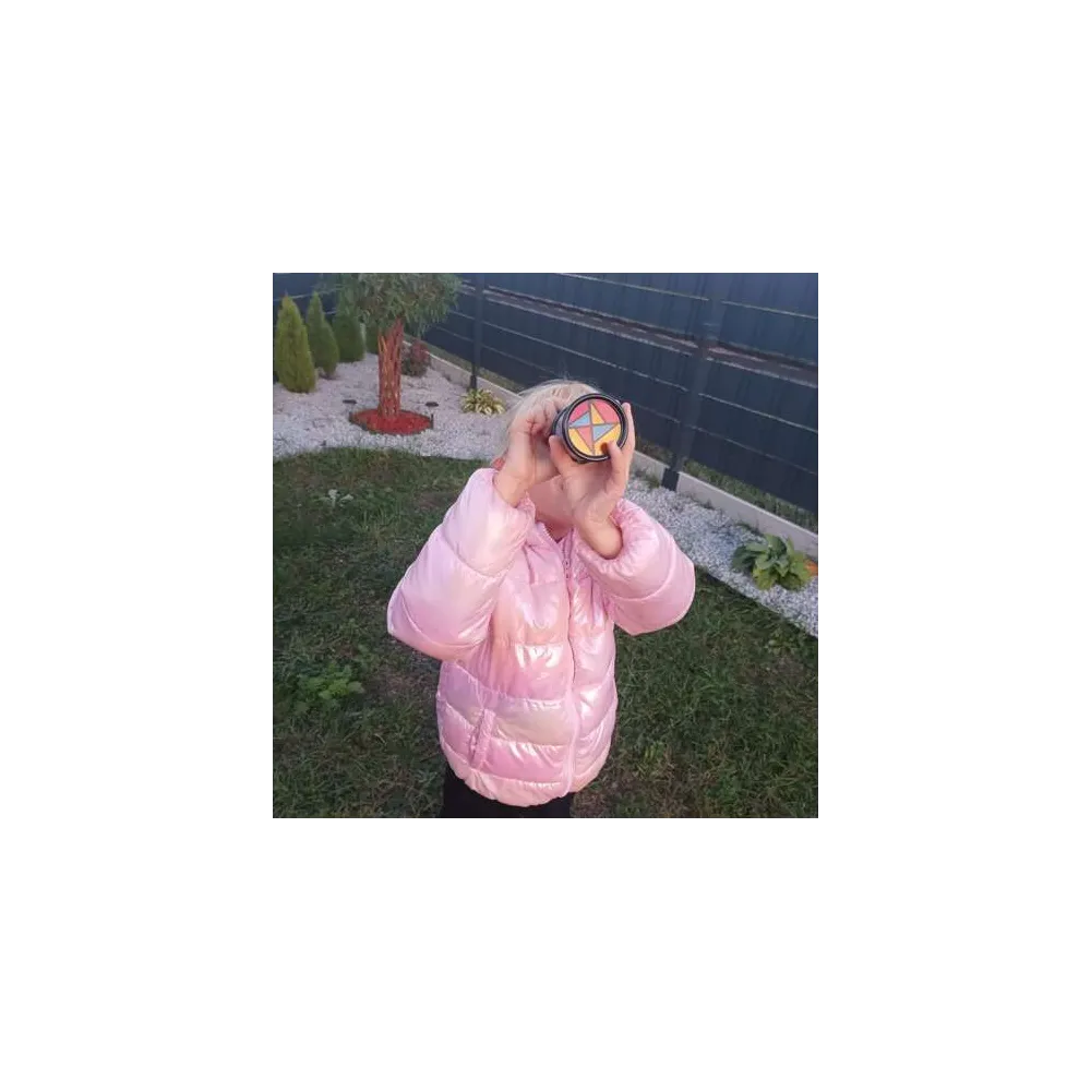 przekrój kalejdoskopu ukazujący wnętrze z wzorami