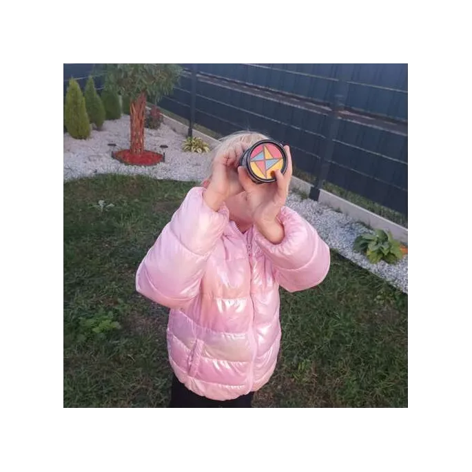 przekrój kalejdoskopu ukazujący wnętrze z wzorami