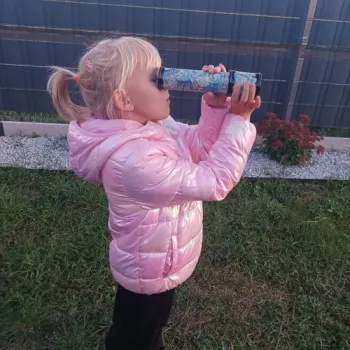 kalejdoskop wykonany z papieru, szkła i plastiku