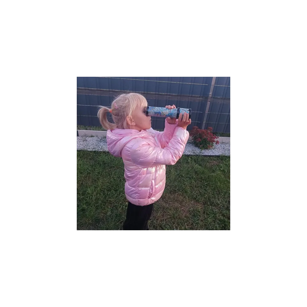 kalejdoskop wykonany z papieru, szkła i plastiku