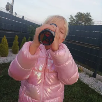 kalejdoskop sensoryczny na tle różnych kolorów