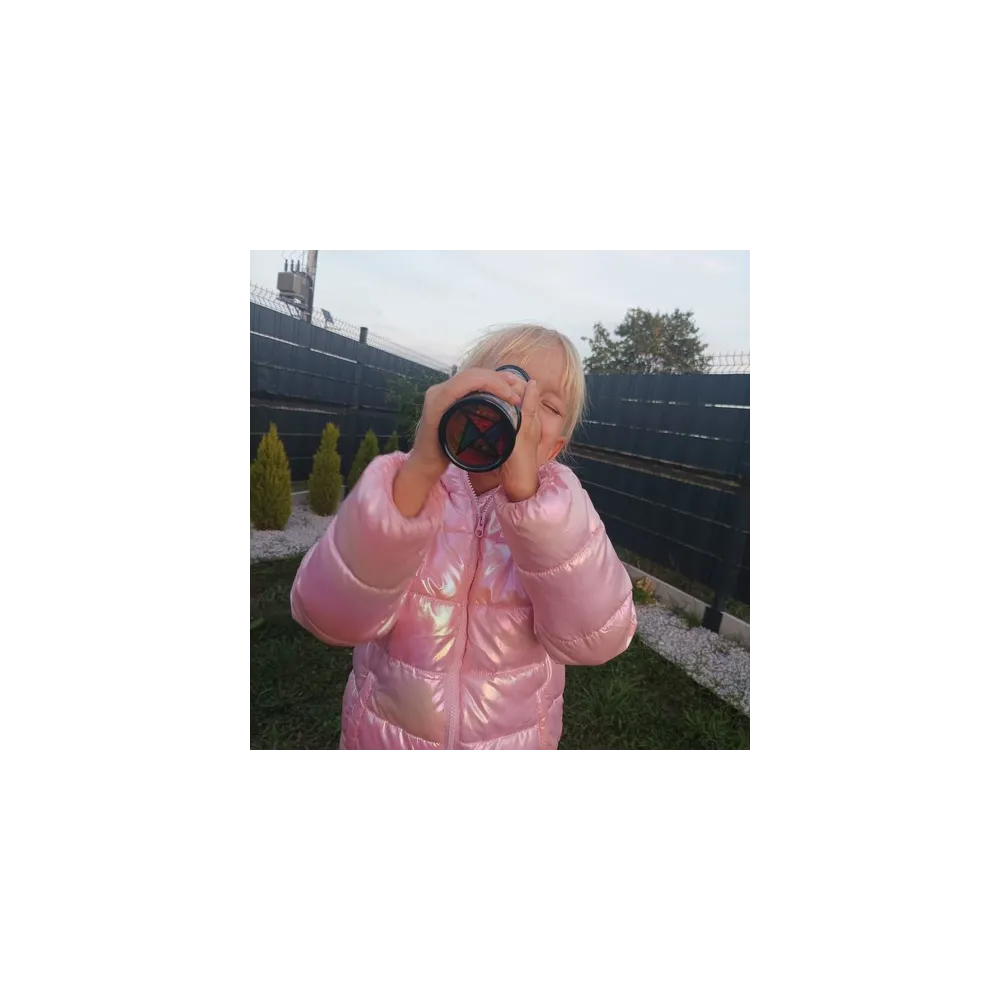 kalejdoskop sensoryczny na tle różnych kolorów