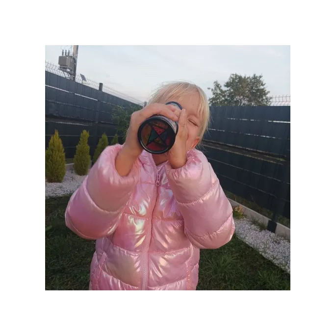 kalejdoskop sensoryczny na tle różnych kolorów