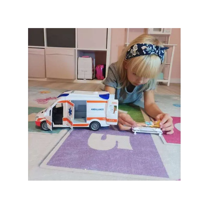 nosze wjeżdżające do wnętrza karetki zabawkowej