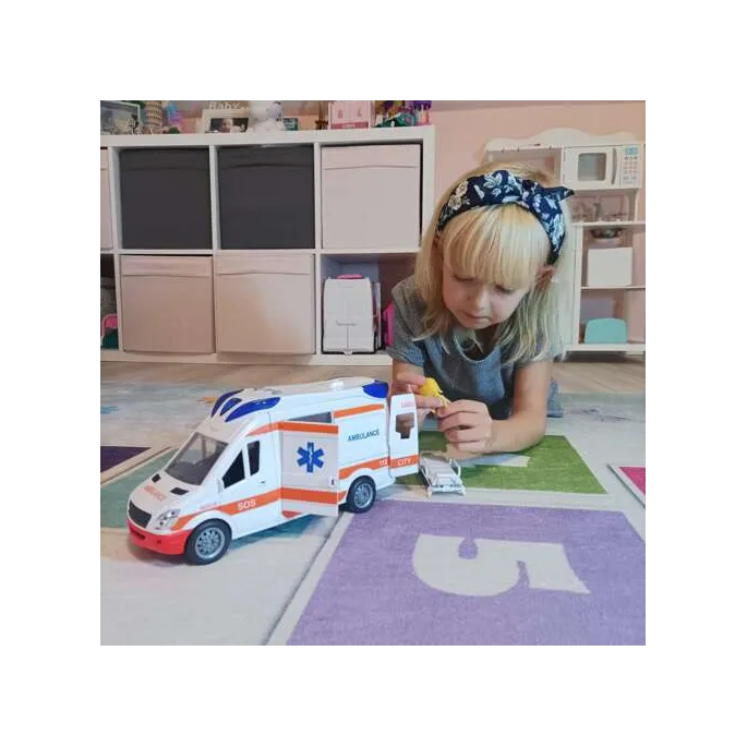 widok z tyłu na otwierane drzwi ambulansu