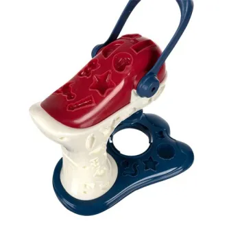 ułożone kolorowe talerzyki oraz pucharki obok mas plastycznych