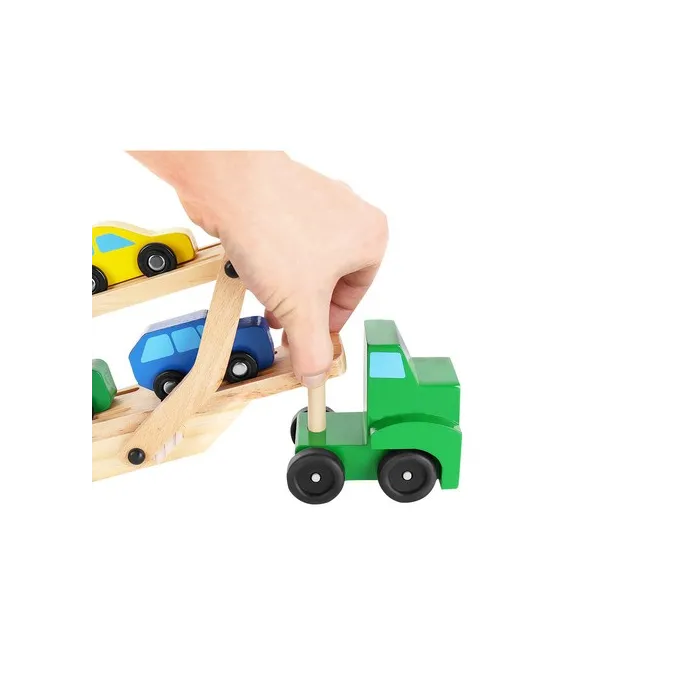 widok z góry na tir z lawetą i autkami zamocowanymi na przyczepie