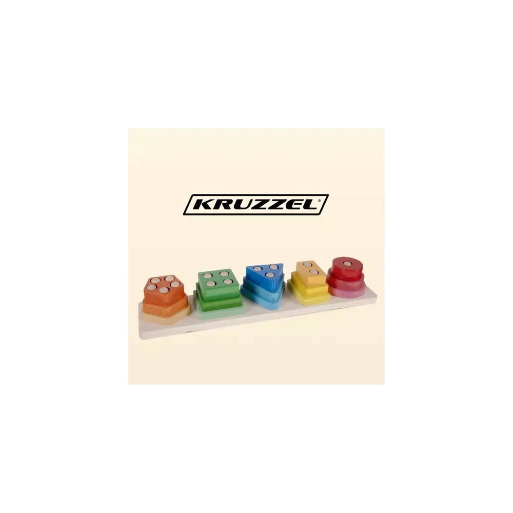 zbliżenie na drewnianą podstawę układanki z otworami na kształty