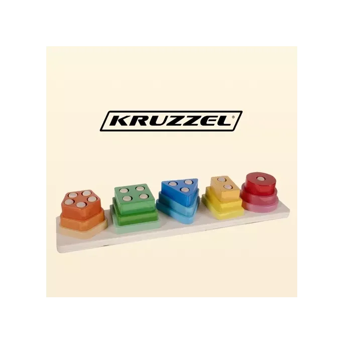 zbliżenie na drewnianą podstawę układanki z otworami na kształty