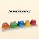 zbliżenie na drewnianą podstawę układanki z otworami na kształty