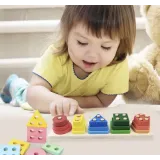 wszystkie klocki wysypane obok układanki drewnianej