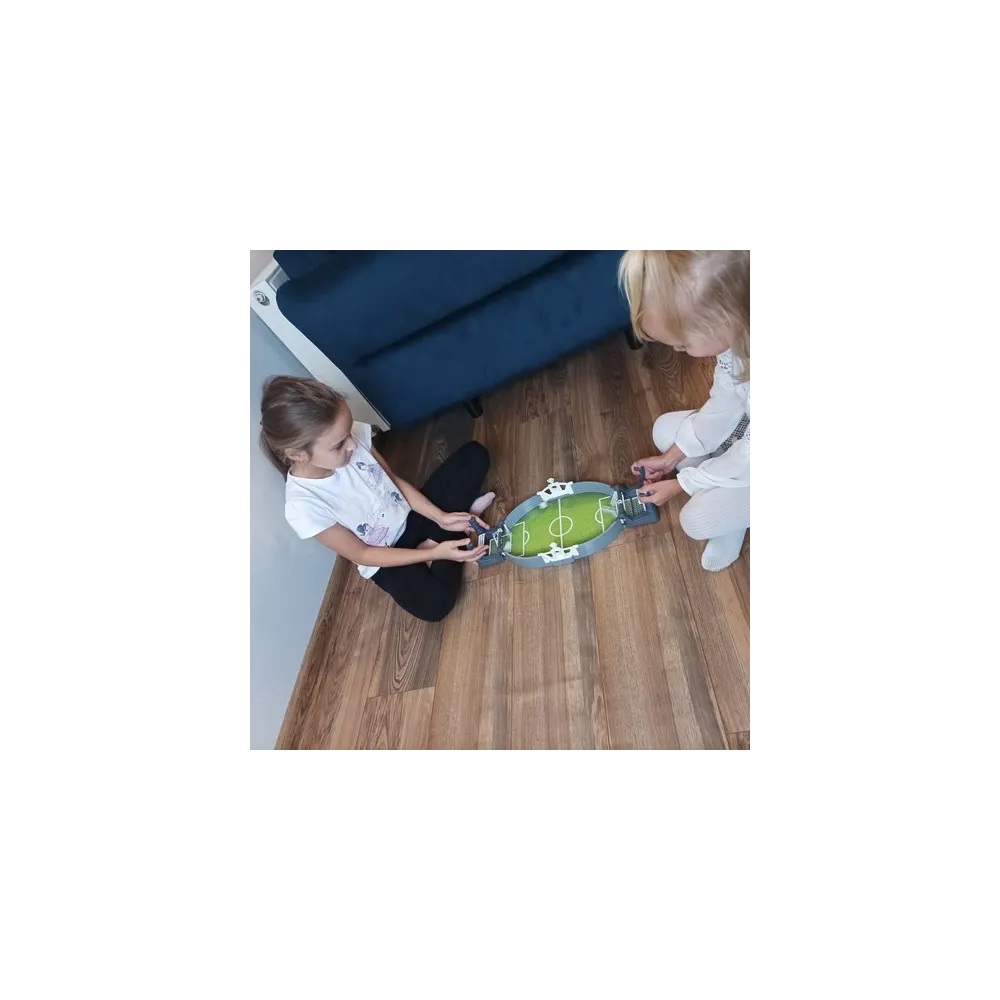 zestaw piłkarzyków mini rozłożony do gry na stole