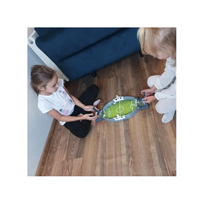 zestaw piłkarzyków mini rozłożony do gry na stole