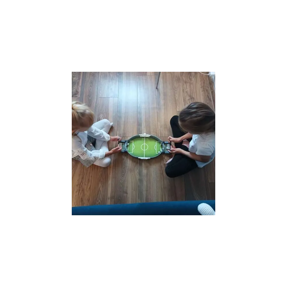 piłka nożna mini podczas zabawy, ujęcie z boku