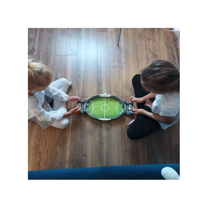 piłka nożna mini podczas zabawy, ujęcie z boku