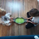 piłka nożna mini podczas zabawy, ujęcie z boku