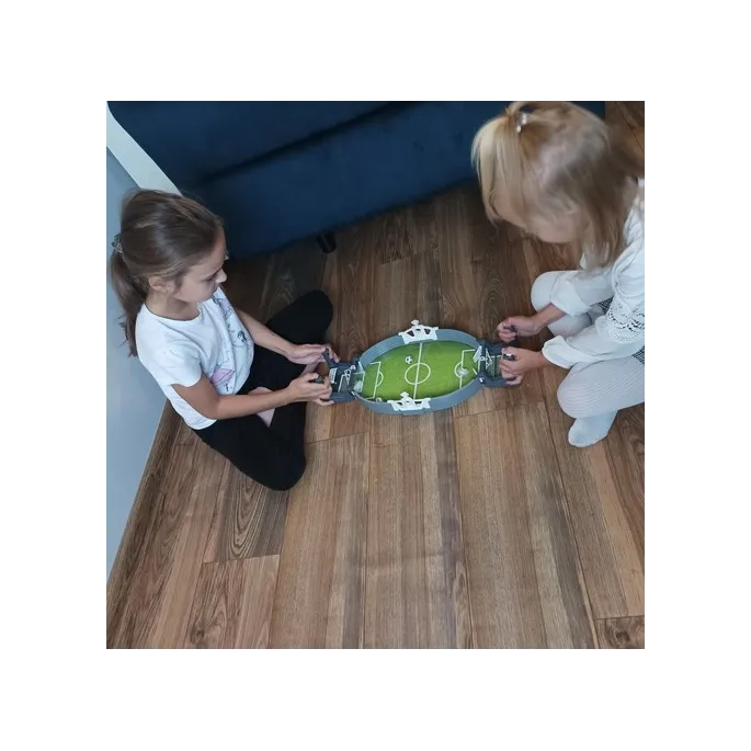 widok na planszę i akcesoria piłkarzyków mini z bliska