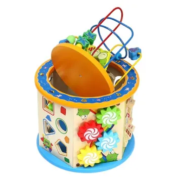 kostka podczas układania klocków w sorterze