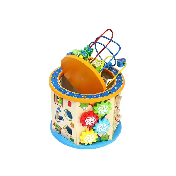 kostka podczas układania klocków w sorterze