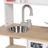 detal zegara z ruchomymi wskazówkami na kuchni