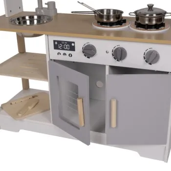 patelnia i garnek na płycie kuchennej w zabawkowej kuchence