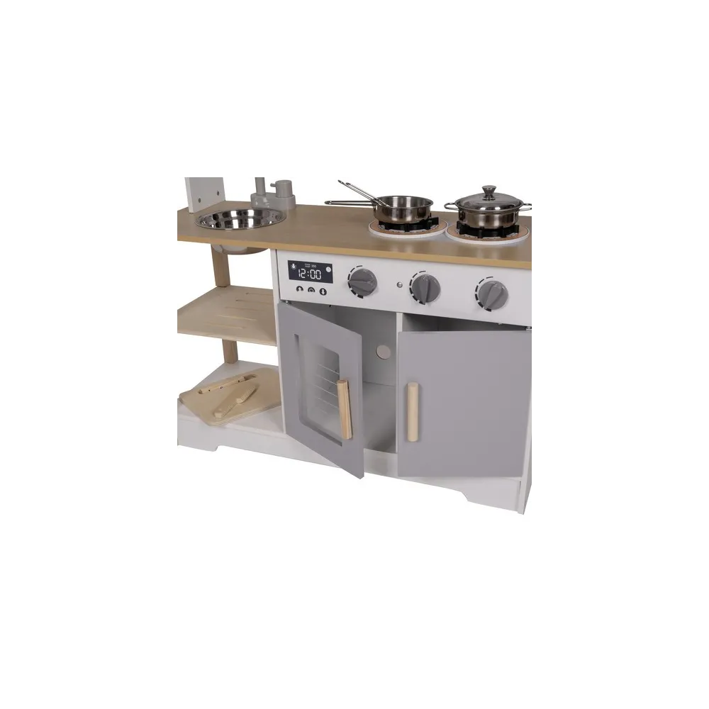 patelnia i garnek na płycie kuchennej w zabawkowej kuchence