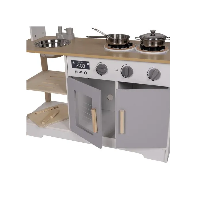 patelnia i garnek na płycie kuchennej w zabawkowej kuchence