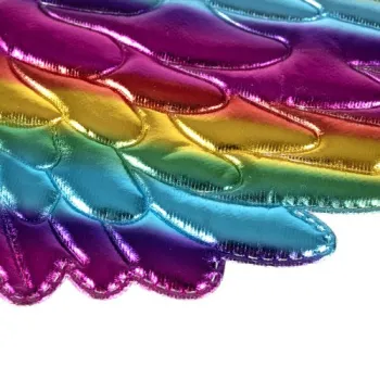 Widok całego kostiumu jednorożca ułożonego na białym tle