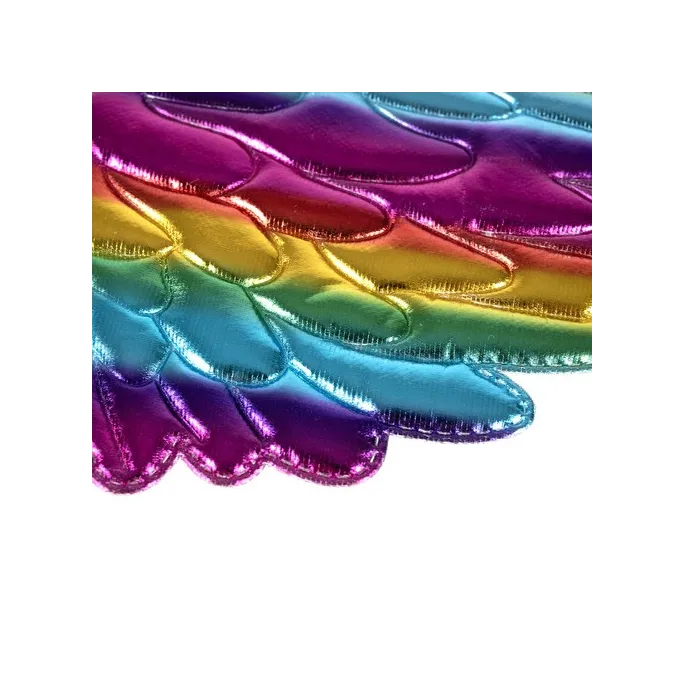 Widok całego kostiumu jednorożca ułożonego na białym tle