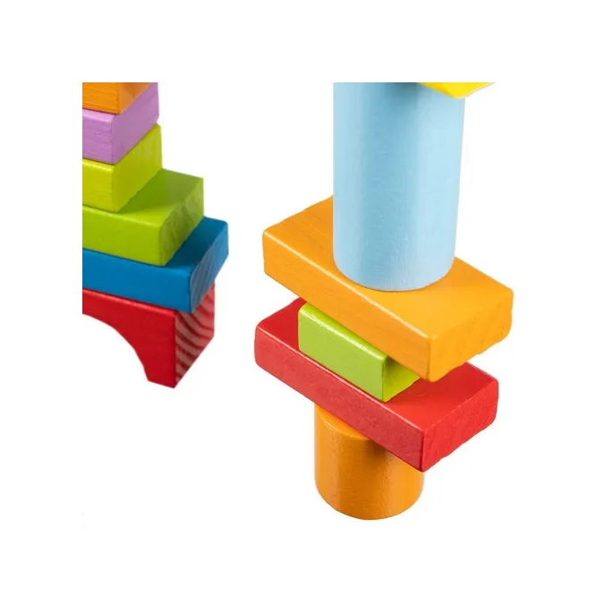 Zestaw drewnianych klocków z rozłożonymi elementami